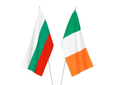 Bulgaristan ve beyaz arka plan üzerinde izole İrlanda Ulusal Kumaş bayrakları. 3D render illüstrasyon.