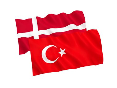Beyaz bir arka plan üzerinde Danimarka ve Türkiye bayrakları