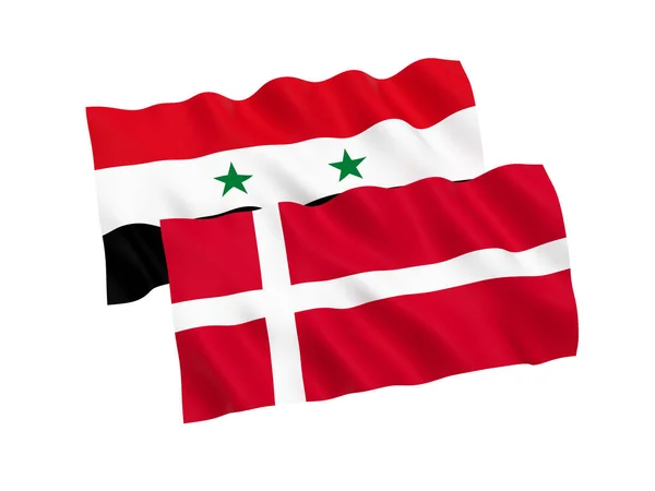 白色背景的丹麦和叙利亚的旗子 — 图库照片