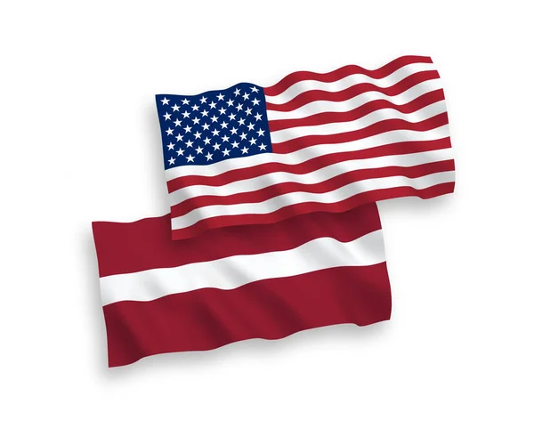 白い背景にラトビアとアメリカの国旗 — ストックベクタ