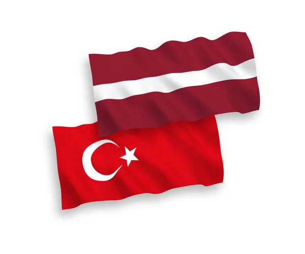 Beyaz bir arka plan üzerinde Türkiye ve Letonya bayrakları — Stok Vektör