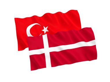 Beyaz bir arka plan üzerinde Danimarka ve Türkiye bayrakları