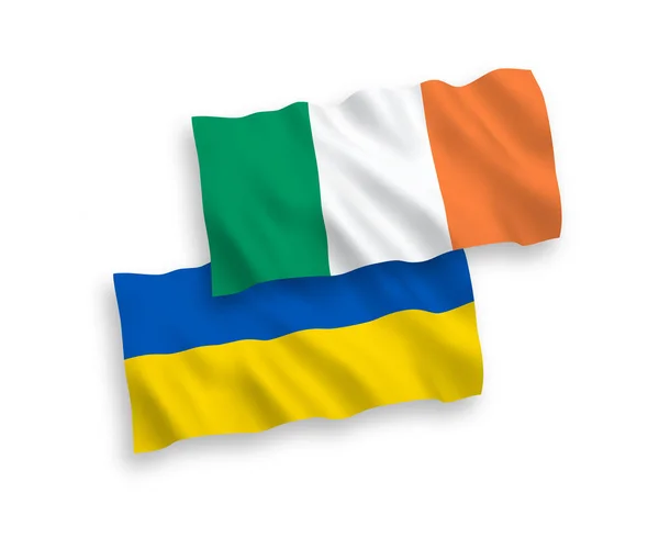 Vlaggen van Ierland en Oekraïne op een witte achtergrond — Stockvector