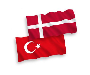 Beyaz bir arka plan üzerinde Danimarka ve Türkiye bayrakları