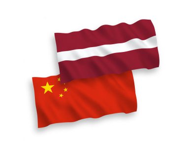 Beyaz bir arka plan üzerinde Letonya ve Çin'i bayrakları