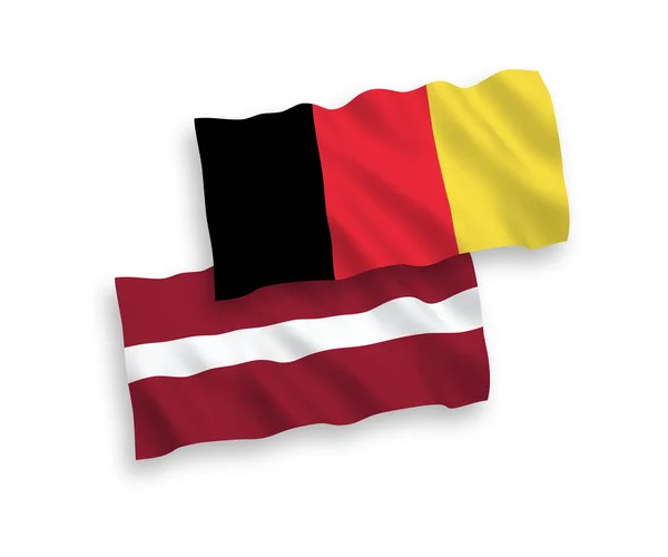 Banderas de Bélgica y Letonia sobre fondo blanco — Vector de stock