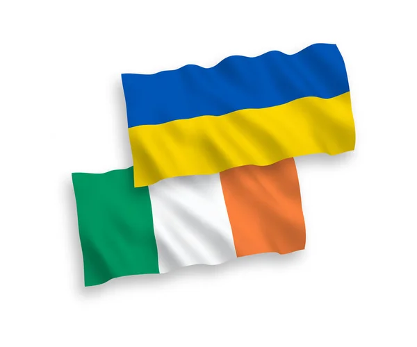白色背景的爱尔兰和乌克兰的旗子 — 图库矢量图片
