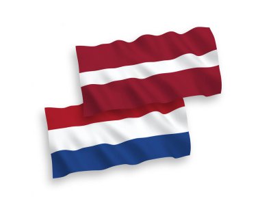 Beyaz arka planda Letonya ve Hollanda bayrakları