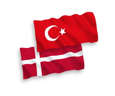 Beyaz bir arka plan üzerinde Danimarka ve Türkiye bayrakları