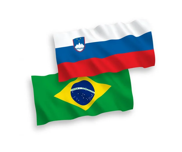Bandeiras da Eslovénia e do Brasil sobre um fundo branco —  Vetores de Stock