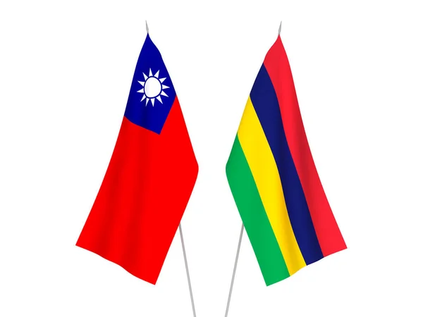 Национальные Тканевые Флаги Тайваня Республики Маврикий Изолированы Белом Фоне Трехмерная — стоковое фото