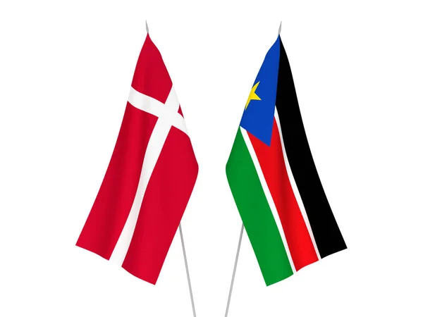 Nationalflaggen Der Republik Südsudan Und Dänemarks Auf Weißem Hintergrund Darstellung — Stockfoto