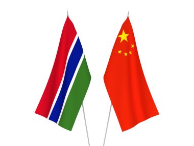 Beyaz arka planda Çin ve Gambiya Cumhuriyeti 'nin ulusal kumaş bayrakları izole edildi. 3d resimleme.