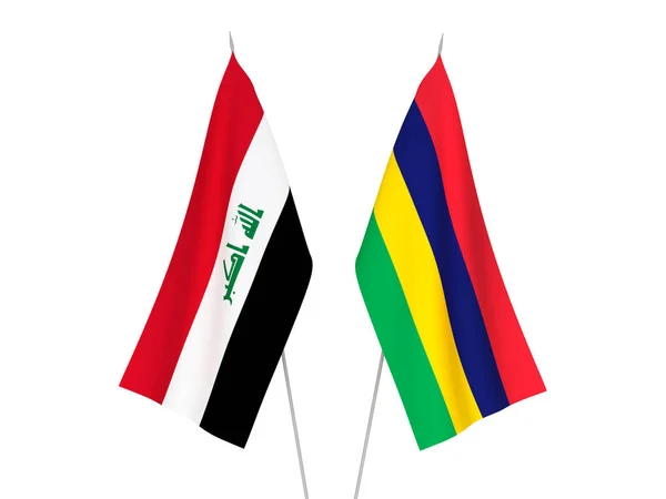 Nationella Tyg Flaggor Irak Och Republiken Mauritius Isolerad Vit Bakgrund — Stockfoto