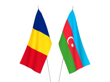 Beyaz arka planda Romanya ve Azerbaycan Cumhuriyeti 'nin ulusal kumaş bayrakları izole edildi. 3d resimleme.