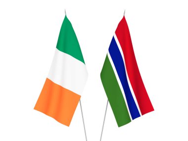 Beyaz arka planda İrlanda ve Gambiya Cumhuriyeti 'nin ulusal kumaş bayrakları izole edildi. 3d resimleme.