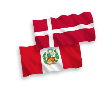 Danimarka ve Peru 'nun ulusal taşıyıcı kumaş bayrakları beyaz arka planda izole edildi. 1 'e 2 oranında.