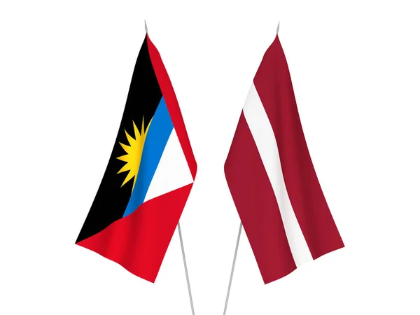 Flagi Łotwy i Antigui oraz Barbudy — Zdjęcie stockowe