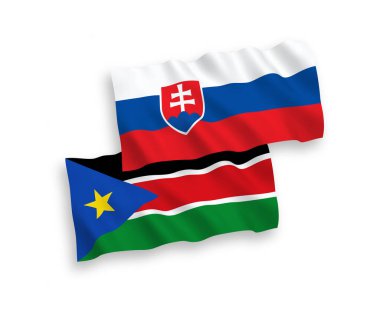 Beyaz arka planda, Slovakya ve Güney Sudan Cumhuriyeti 'nin ulusal taşıyıcı kumaş bayrakları izole edildi. 1 'e 2 oranında.