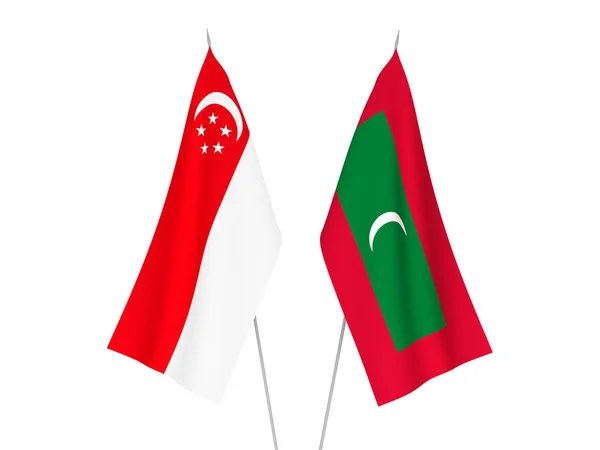Nationell Tyg Flaggor Maldiverna Och Singapore Isolerad Vit Bakgrund Återgivning — Stockfoto