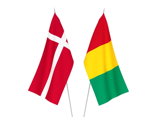 Nationalflaggen Von Guinea Und Dänemark Isoliert Auf Weißem Hintergrund Darstellung — Stockfoto