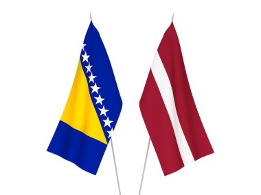 Beyaz arka planda Letonya ve Bosna-Hersek 'in ulusal kumaş bayrakları izole edildi. 3d resimleme.