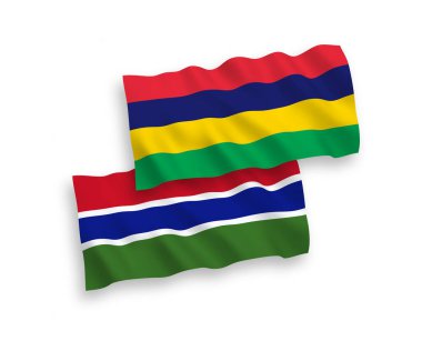 Gambiya Cumhuriyeti ve Mauritius Cumhuriyeti 'nin ulusal taşıyıcı kumaş bayrakları beyaz arka planda izole edilmiştir. 1 'e 2 oranında.