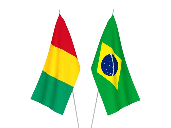 ブラジルとギニアの国旗は白地に隔離されている 3Dレンダリング図 — ストック写真