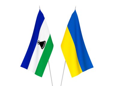 Beyaz arka planda Ukrayna ve Lesotho 'nun ulusal kumaş bayrakları izole edildi. 3d resimleme.