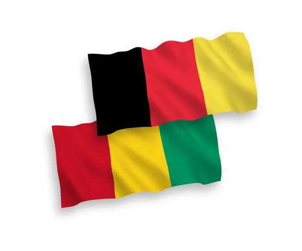 Nationell Vektor Tyg Våg Flaggor Guinea Och Belgien Isolerad Vit — Stock vektor