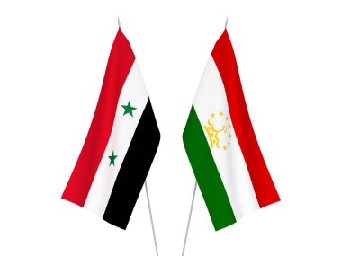 Beyaz arka planda Tacikistan ve Suriye 'nin ulusal kumaş bayrakları izole edildi. 3d resimleme.