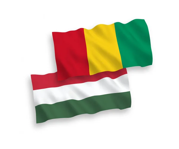 几内亚和匈牙利的国家病媒织物波条旗在白色背景下分离 1比2的比例 — 图库矢量图片