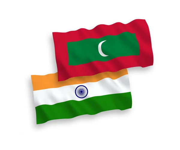 在白色背景下孤立的印度和马尔代夫的国家病媒织物波浪旗 1比2的比例 — 图库矢量图片