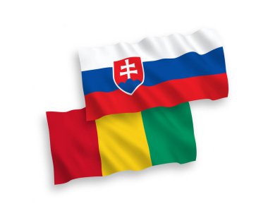 Beyaz arka planda, Slovakya ve Gine 'nin ulusal taşıyıcı kumaş bayrakları izole edildi. 1 'e 2 oranında.