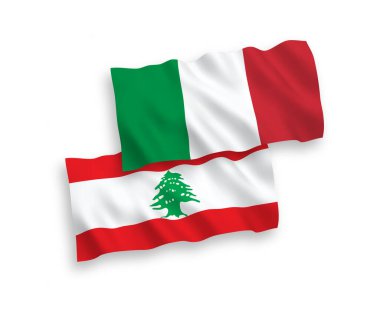 Beyaz arka planda İtalya ve Lübnan 'ın ulusal taşıyıcı kumaş bayrakları izole edildi. 1 'e 2 oranında.