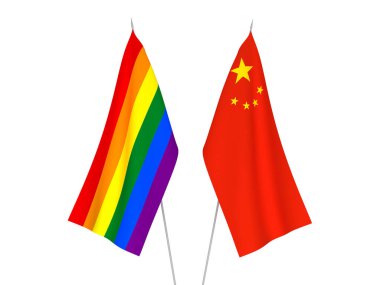 Beyaz arka planda Çin ve Gökkuşağı gay gururunun ulusal kumaş bayrakları izole edildi. 3d resimleme.