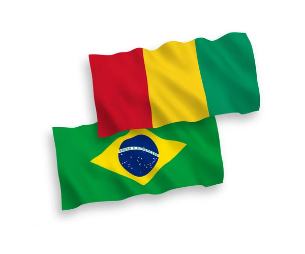Banderas Nacionales Ondas Vectoriales Brasil Guinea Aisladas Sobre Fondo Blanco — Archivo Imágenes Vectoriales
