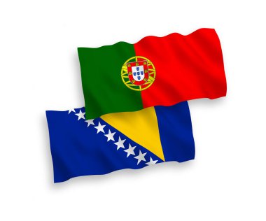 Beyaz zemin üzerinde Portekiz ve Bosna-Hersek 'in ulusal taşıyıcı kumaş bayrakları izole edildi. 1 'e 2 oranında.