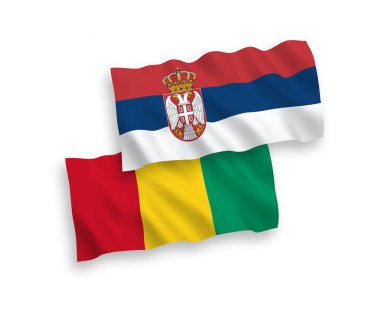 Gine ve Sırbistan 'ın ulusal taşıyıcı kumaş bayrakları beyaz zemin üzerinde izole edildi. 1 'e 2 oranında.