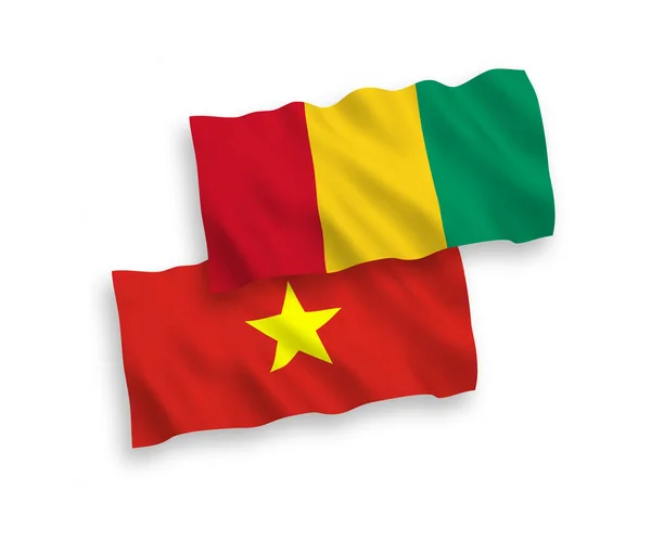 Drapeaux Nationaux Vectoriels Ondes Tissu Guinée Vietnam Isolés Sur Fond — Image vectorielle