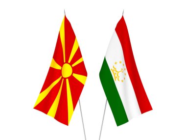 Kuzey Makedonya ve Tacikistan 'ın ulusal kumaş bayrakları beyaz arka planda izole edildi. 3d resimleme.