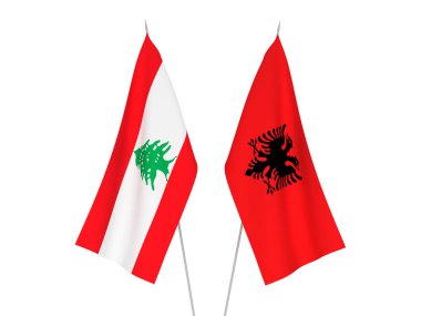 Arnavutluk Cumhuriyeti ve Lübnan 'ın ulusal kumaş bayrakları beyaz arka planda izole edildi. 3d resimleme.