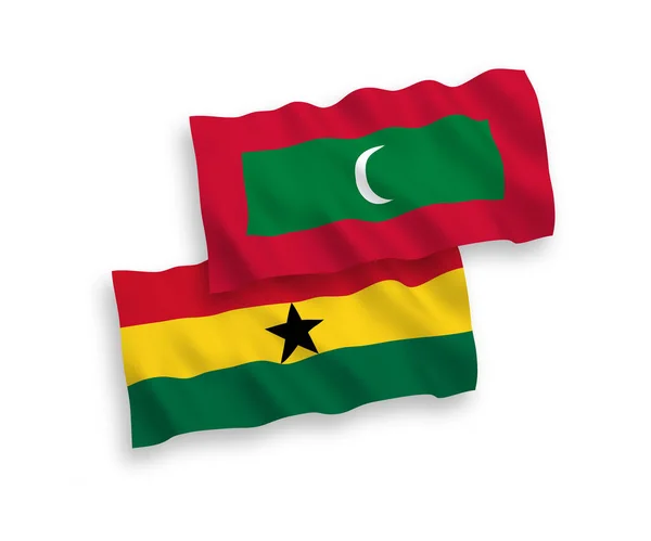 モルディブとガーナの国家ベクトルファブリック波旗は白地に隔離されている — ストックベクタ