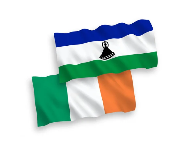 Drapeaux Nationaux Vectoriels Des Vagues Tissu Irlande Lesotho Isolés Sur — Image vectorielle