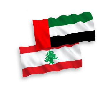 Beyaz zemin üzerinde Lübnan ve Birleşik Arap Emirlikleri 'nin ulusal taşıyıcı kumaş bayrakları izole edilmiştir. 1 'e 2 oranında.