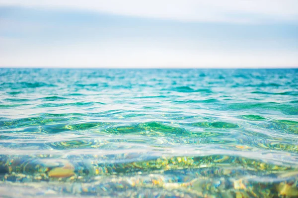 地中海绿松石透明水 场浅景深 — 图库照片