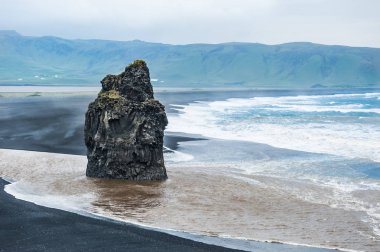 Buzlu İzlanda'nın güney kıyıları ile Reynisfjara plaj