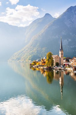 Alp Dağları, Avusturya ünlü Hallstatt köyde. Güzel sonbahar manzara