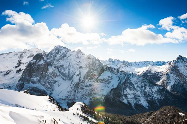 Pokryte Śniegiem Alpy Dolomity Słoneczny Dzień Zimy Val Fassa Włochy — Zdjęcie stockowe