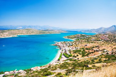 Panoramik deniz kıyısında ve Spinalonga ada Elounda, Crete, Yunanistan.